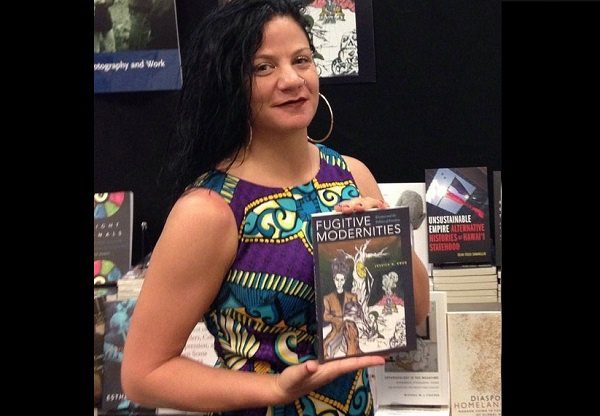 Suspenden a maestra universitaria que fingió por años ser de raza negra