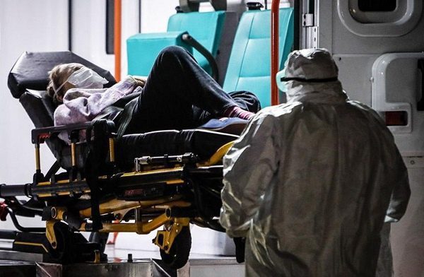 Conductor de ambulancia viola a joven con Covid-19 durante su traslado al hospital