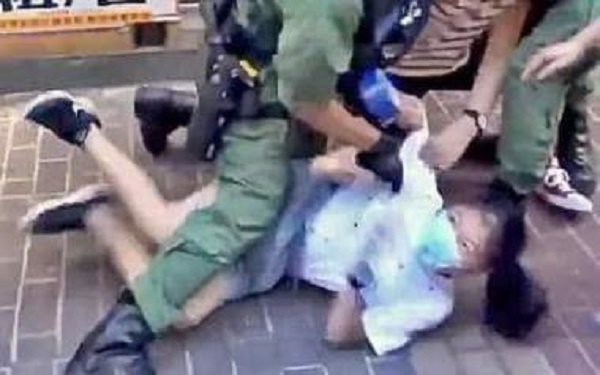 Con exceso de violencia, policía de Hong Kong somete a niña de 12 años #VIDEO