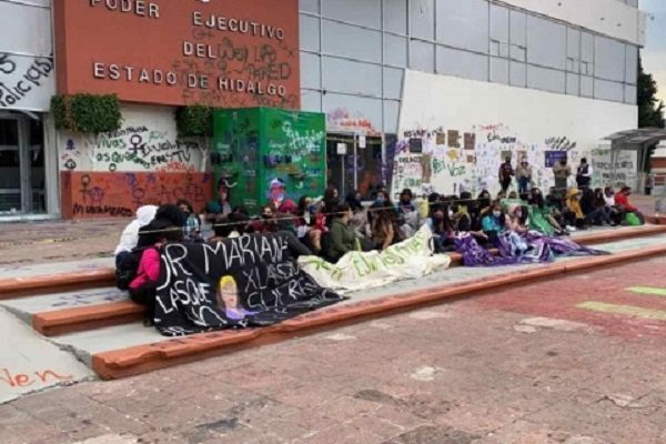 Mujeres pintan Palacio de Gobierno de Hidalgo por feminicidios