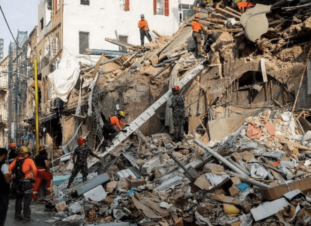 Tras un mes, rescatistas detectan latidos entre escombros de explosión en Beirut