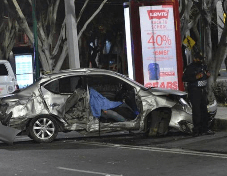 Conductor se estampa en poste y causa muerte de pasajero en Coyoacán #IMÁGENES