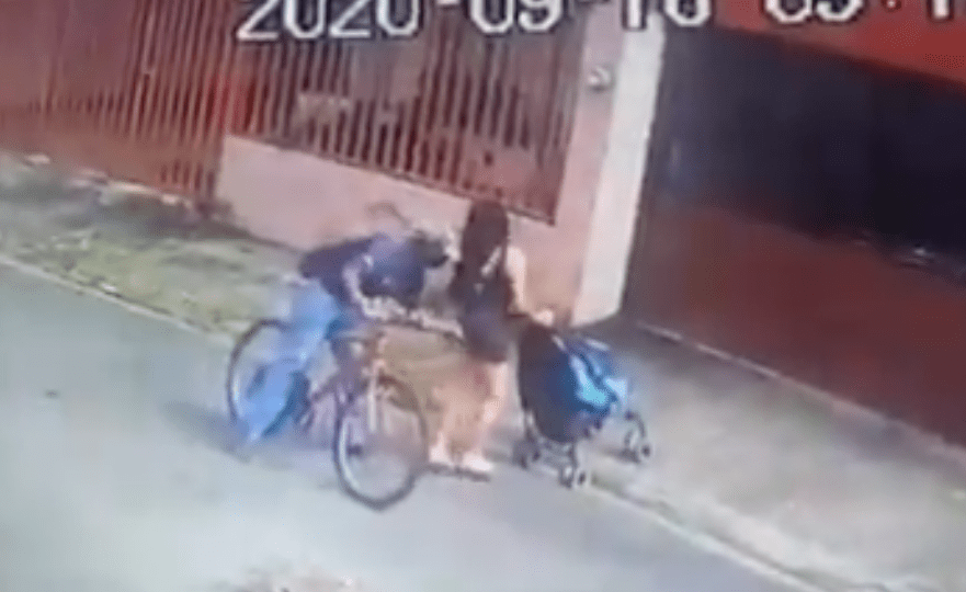 Buscan a acosador que "manoseo" a mujer debajo del vestido #VIDEO