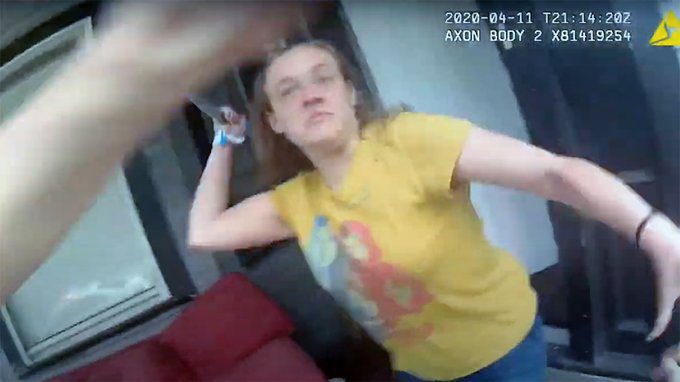 Difunden #VIDEO del momento en policía de Jacksonville abate a mujer armada con un cuchillo