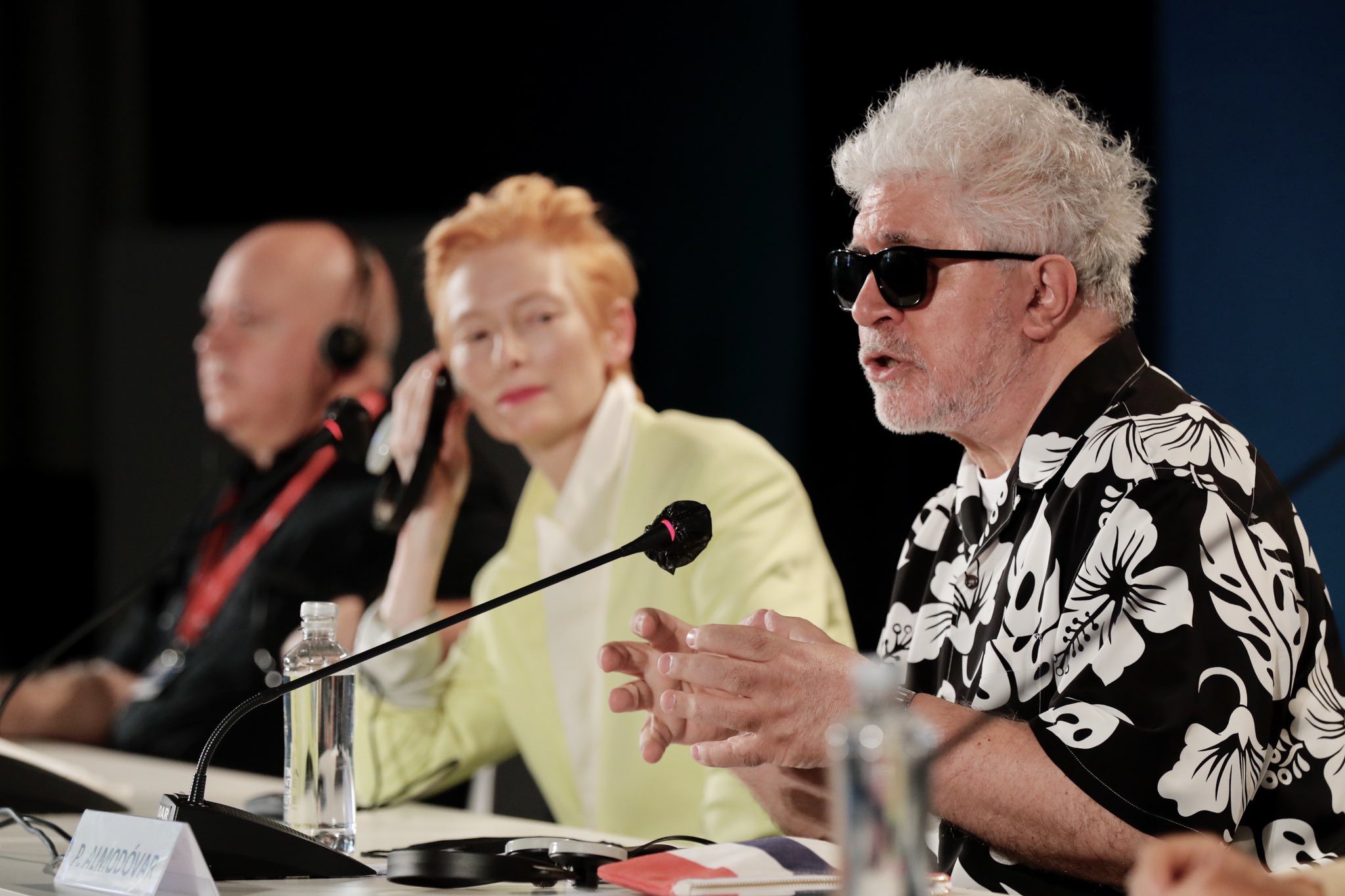 Almodóvar se suma a las voces que piden desde el Festival de Venecia reabrir las salas de cine