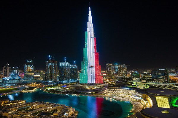 El edificio más alto del mundo, Burj Khalifa, se viste de tricolor