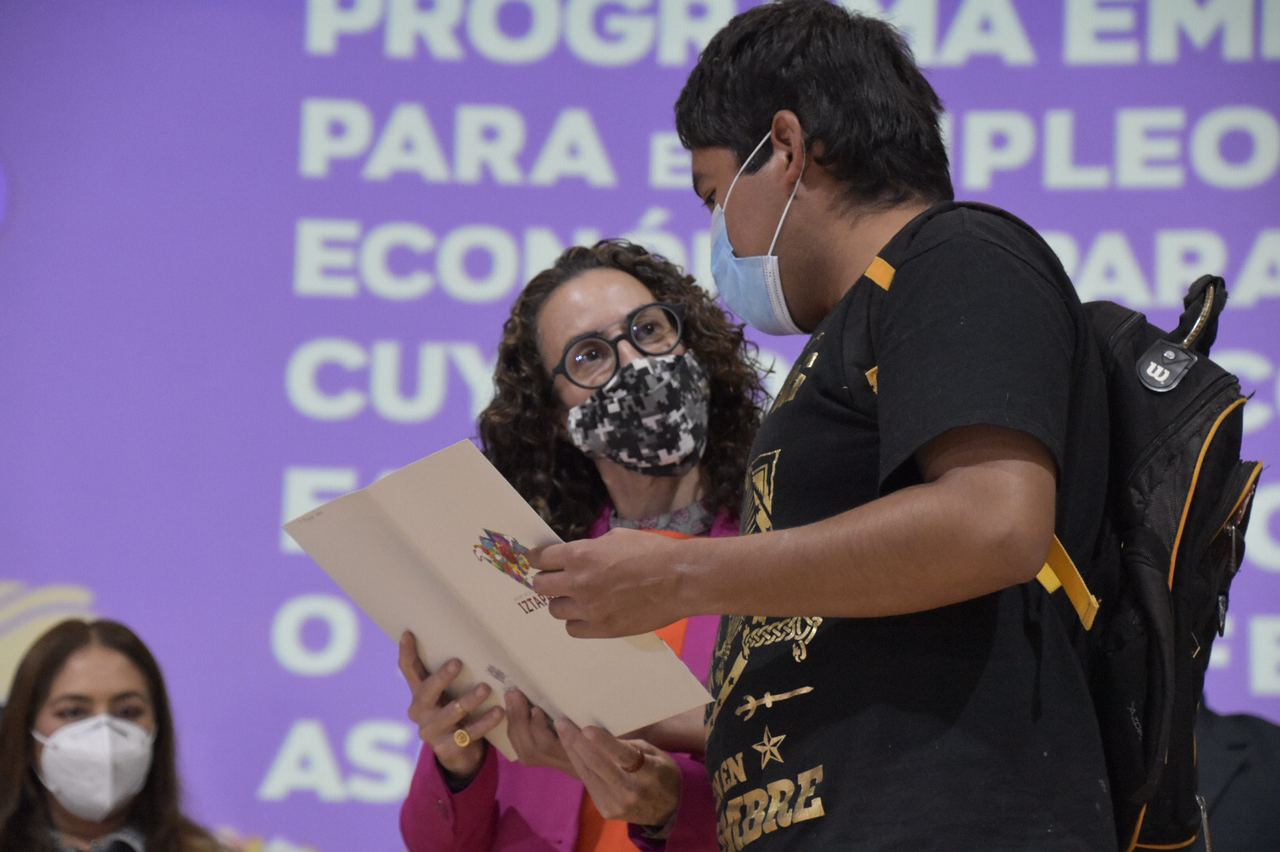 Familias de Iztapalapa que perdieron a su sostén económico por Covid-19, reciben apoyos