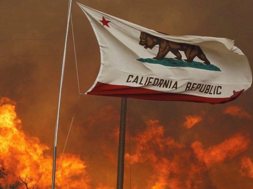 Fiesta para revelar género de un bebé termina en enorme incendio forestal en California