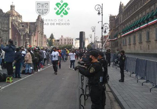 Tirando vallas, habitantes de Tulpetlac se manifiestan frente a Palacio Nacional #VIDEO