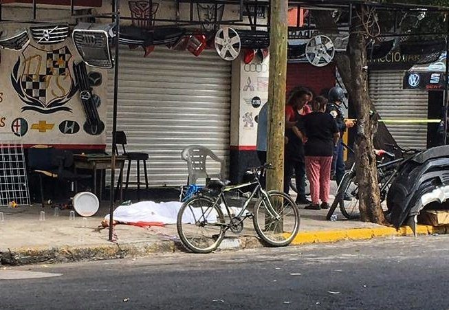 Acusado de matar a un vendedor de autopartes en la Doctores, policías capitalinos detienen a un sujeto