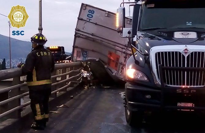 Aparatosa volcadura de un tráiler en Calzada Vallejo y Periférifo