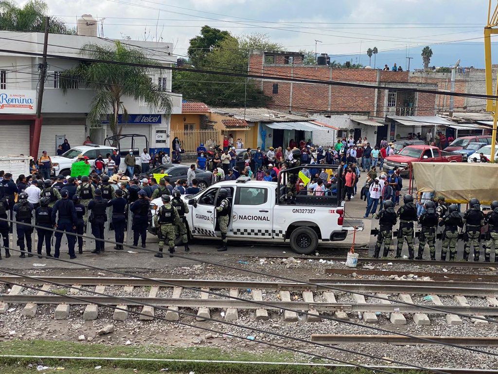 Policías y normalistas se enfrentan en Michoacán, por los bloqueos a las vías férreas en Caltzontzin #VIDEO