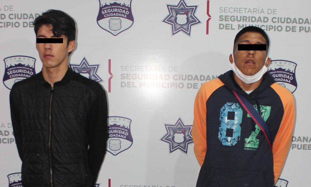 Jóvenes despojan de celulares a pasajeros de una combi de transporte público en Puebla, hay tres detenidos #VIDEO
