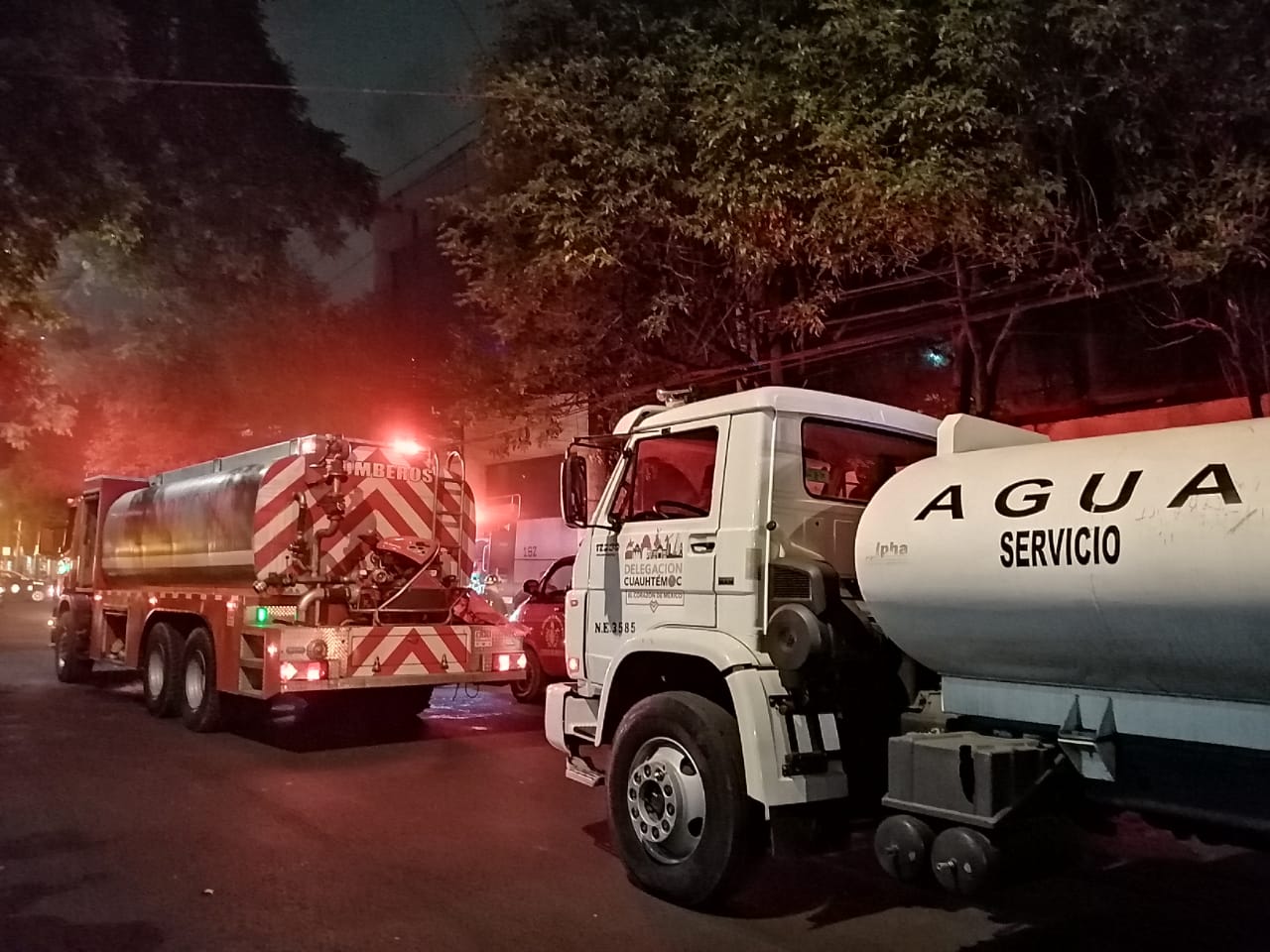 Bomberos trabajan para sofocar incendio en una fábrica de textiles de la colonia Obrera #VIDEO