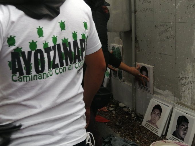 Padres de los 43 normalistas de Ayotzinapa se manifiestan en FGR