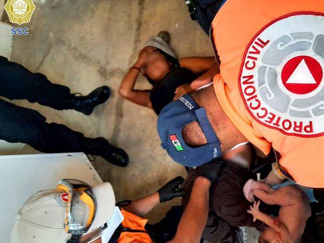 Con ayuda de los policías, mujer da a luz en un baño de la Central de Abasto