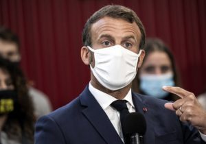 Captan a Macron cuando se quita el cubrebocas para toser, ¡mientras hablaba con unos estudiantes! #VIDEO