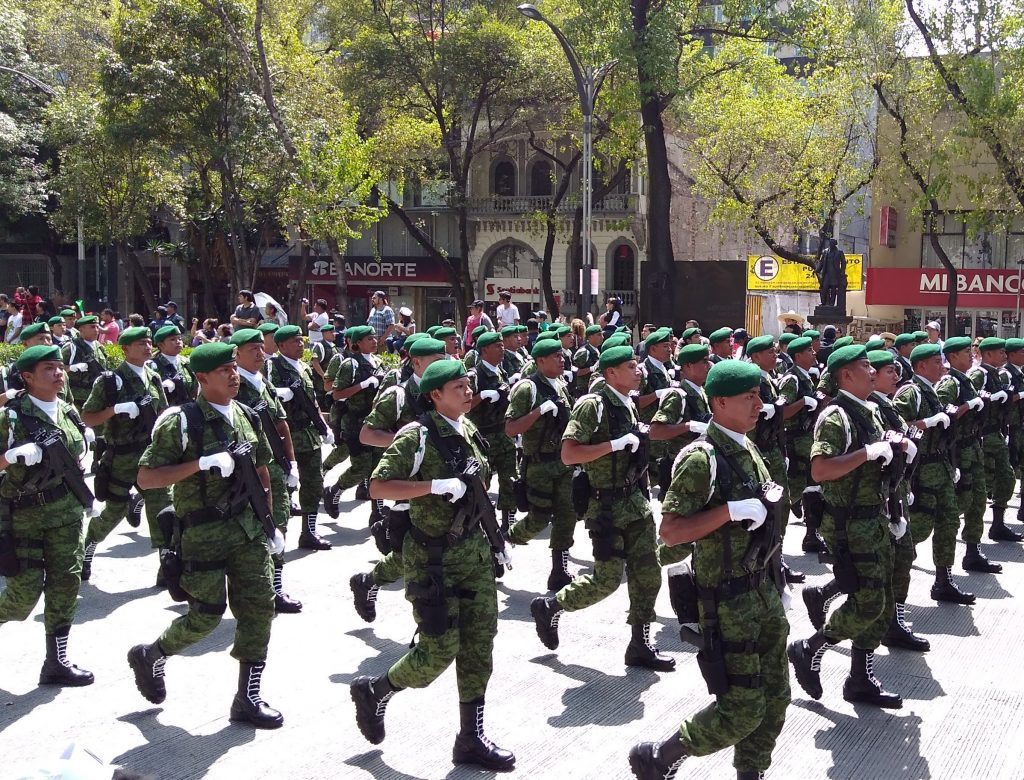 ¿Cómo empezó el desfile militar del 16 de septiembre?