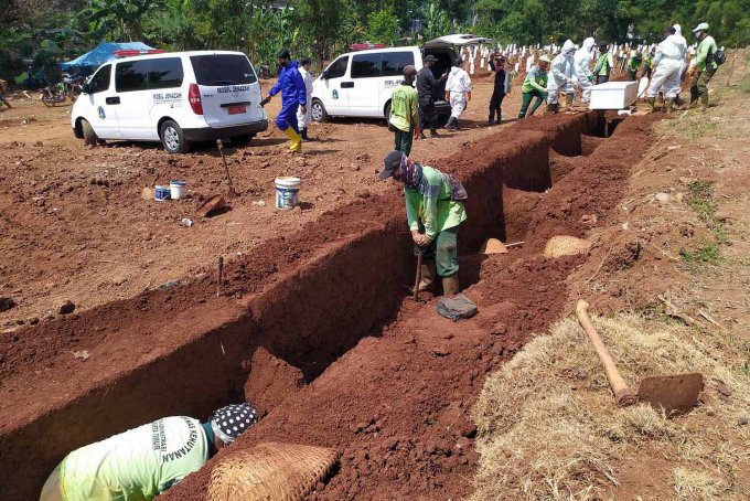 Autoridades en Indonesia obligan a cavar tumbas y rezar por víctimas de COVID-19 a quienes no usen cubreboca