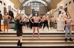 Activistas de Femen protestan en el Museo d’Orsay tras negarse la entrada a una visitante por su escote #VIDEO