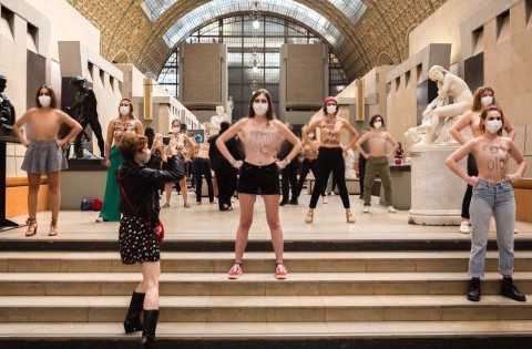 Activistas de Femen protestan en el Museo d'Orsay que negó la entrada a visitante por su escote #VIDEO