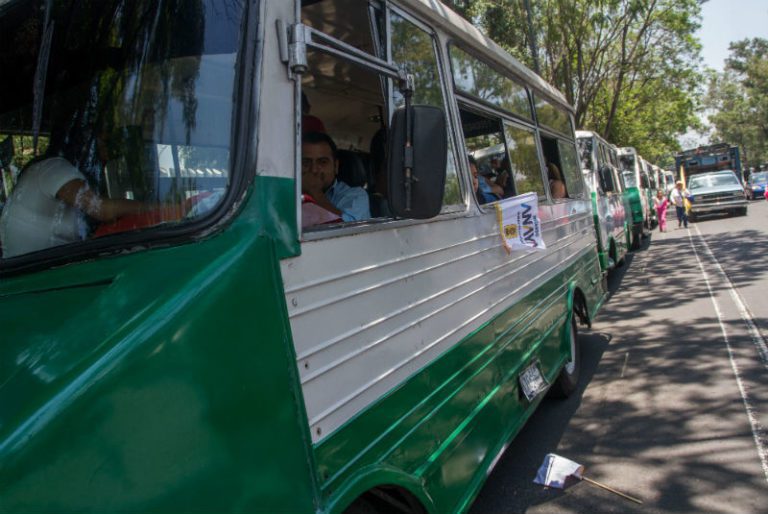 Exigiendo condonaciones y prórrogas, microbuseros amenazan con realizar bloqueos en 9 puntos de capital