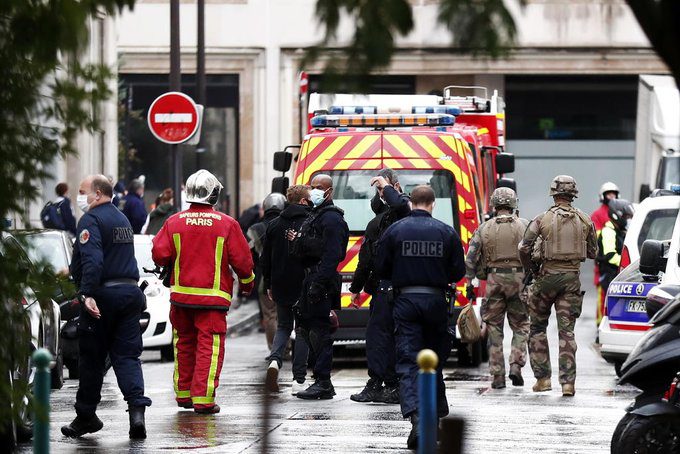 Ataque con arma blanca deja 4 heridos donde era la sede de la revista Charlie Hebdo en París, Francia #VIDEO