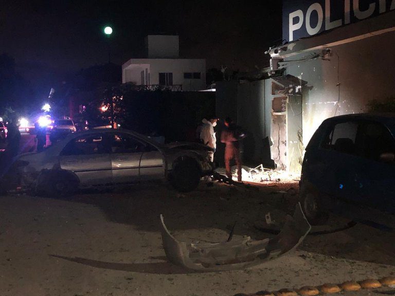 Estalla automóvil en base policial de Playa del Carmen