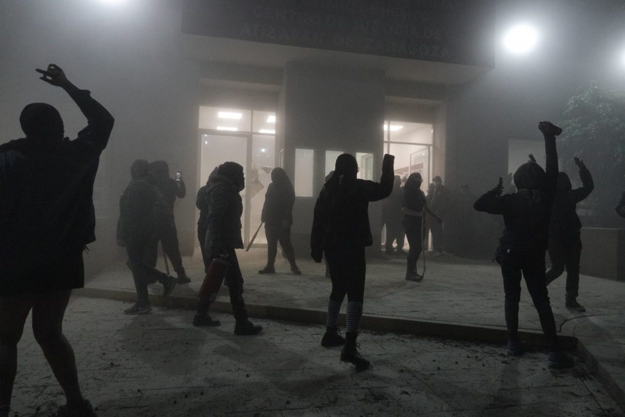 Desalojan con violencia a feministas que mantenían tomadas las instalaciones de la CODHEM en Ecatepec #VIDEO