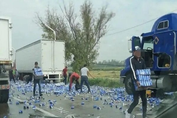 Tráiler cargado de cerveza se vuelca en Querétaro y lo rapiñan #VIDEO