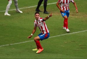 Jesús Molina se lesiona en el deslucido triunfo de Chivas contra Mazatlán
