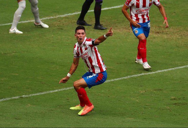Jesús Molina se lesiona en el deslucido triunfo de Chivas contra Mazatlán