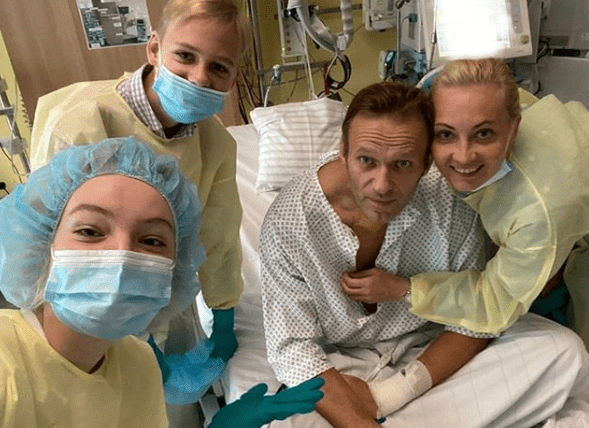 Alexei Navalny compartió una fotografía desde un hospital en Berlín