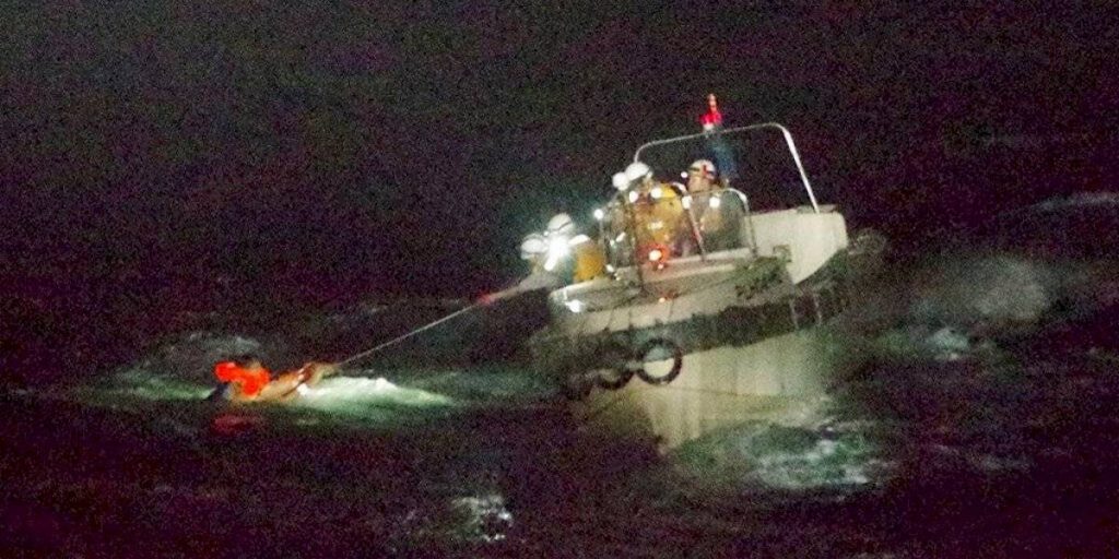 43 tripulantes y 6 mil vacas se hundieron en barco, en las costas de Japón