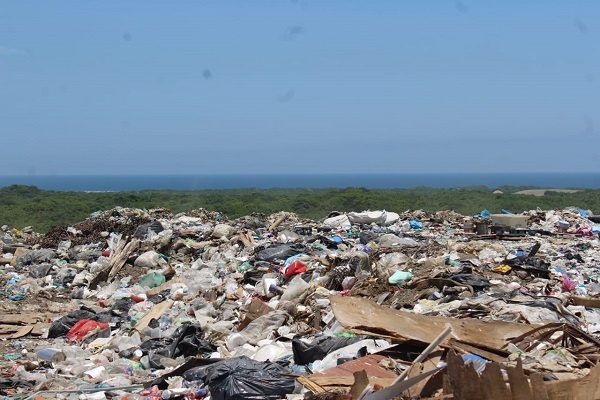Denuncian a funcionarios por autorizar basurero que contamina arrecifes