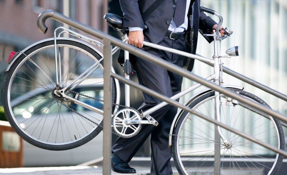 Bájate del auto y descubre los beneficios de andar en bicicleta