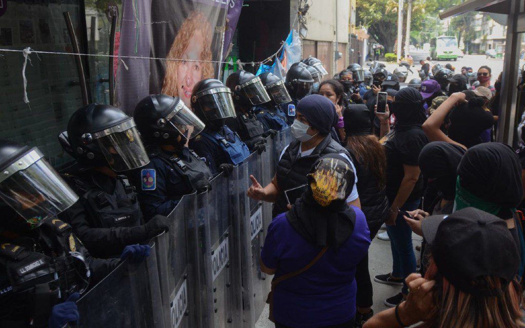 Plantón en la CEAV rechaza apoyo de grupos feministas