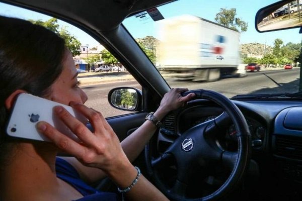Senado prohibirá uso de teléfonos celulares durante conducción