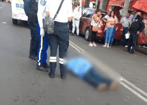 Asaltante es abatido por policía tras amagar a un comerciante en calzada Taxqueña