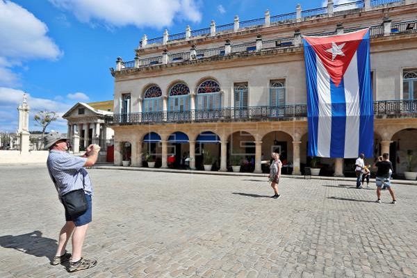 Cuba recibe al primer avión lleno de turistas tras meses de ausencia