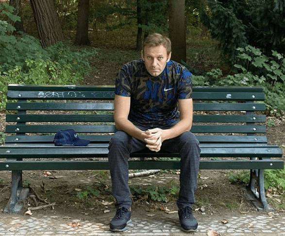 Dan de alta a opositor ruso Alexei Navalny tras envenenamiento, pero Moscú incauta sus bienes y le congela cuentas