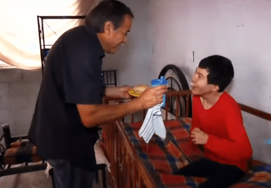 Eduardo pide ayuda para un "ángel", su hijo con discapacidad #VIDEO