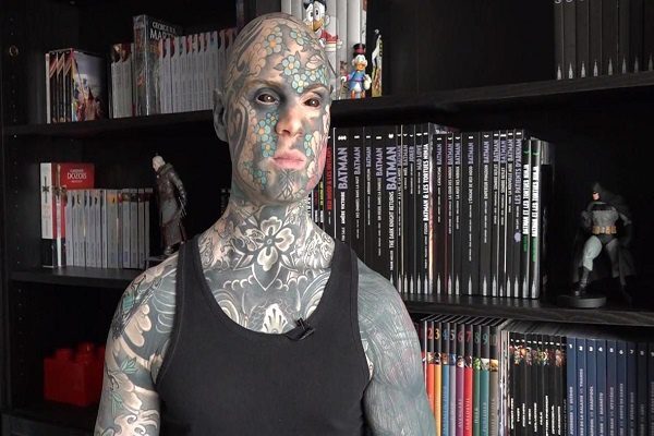 Jardín infantil despide a maestro cubierto de tatuajes