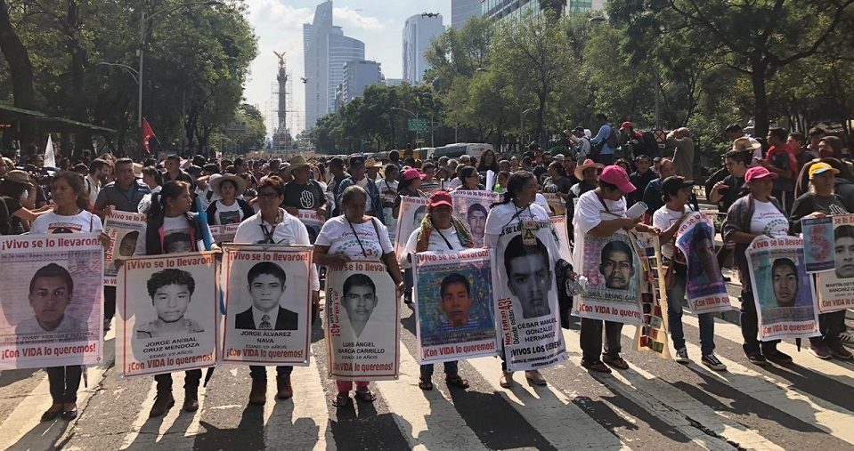 Avanza al Zócalo marcha por aniversario de desaparición de 43 normalistas de Ayotzinapa