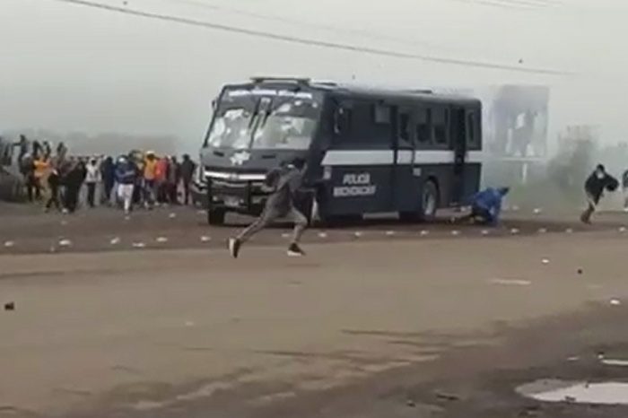 Autobús de policía arroya a estudiantes de Tiripetío, Michoacán #VIDEO