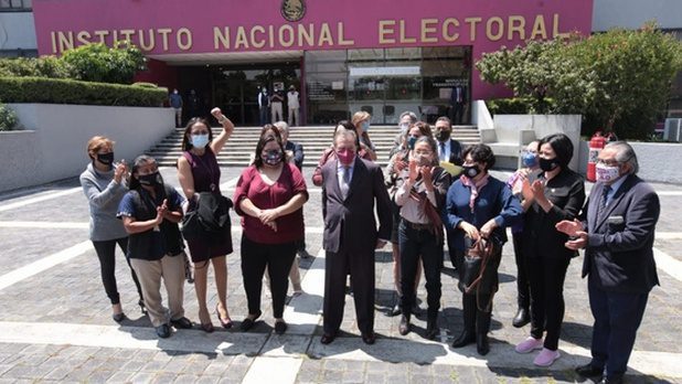 Muñoz Ledo y Gibrán Ramírez se registran en INE para presidencia de Morena
