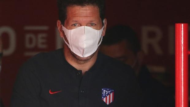Diego Simeone del Atlético de Madrid, da positivo a Covid-19