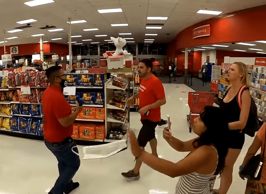 Jóvenes protestan en una tienda de Florida contra el uso de cubrebocas #VIDEO