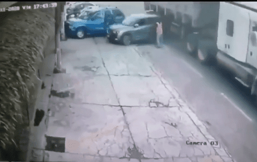 Músico muere prensado en terrible accidente entre tráiler y una camioneta #VIDEO