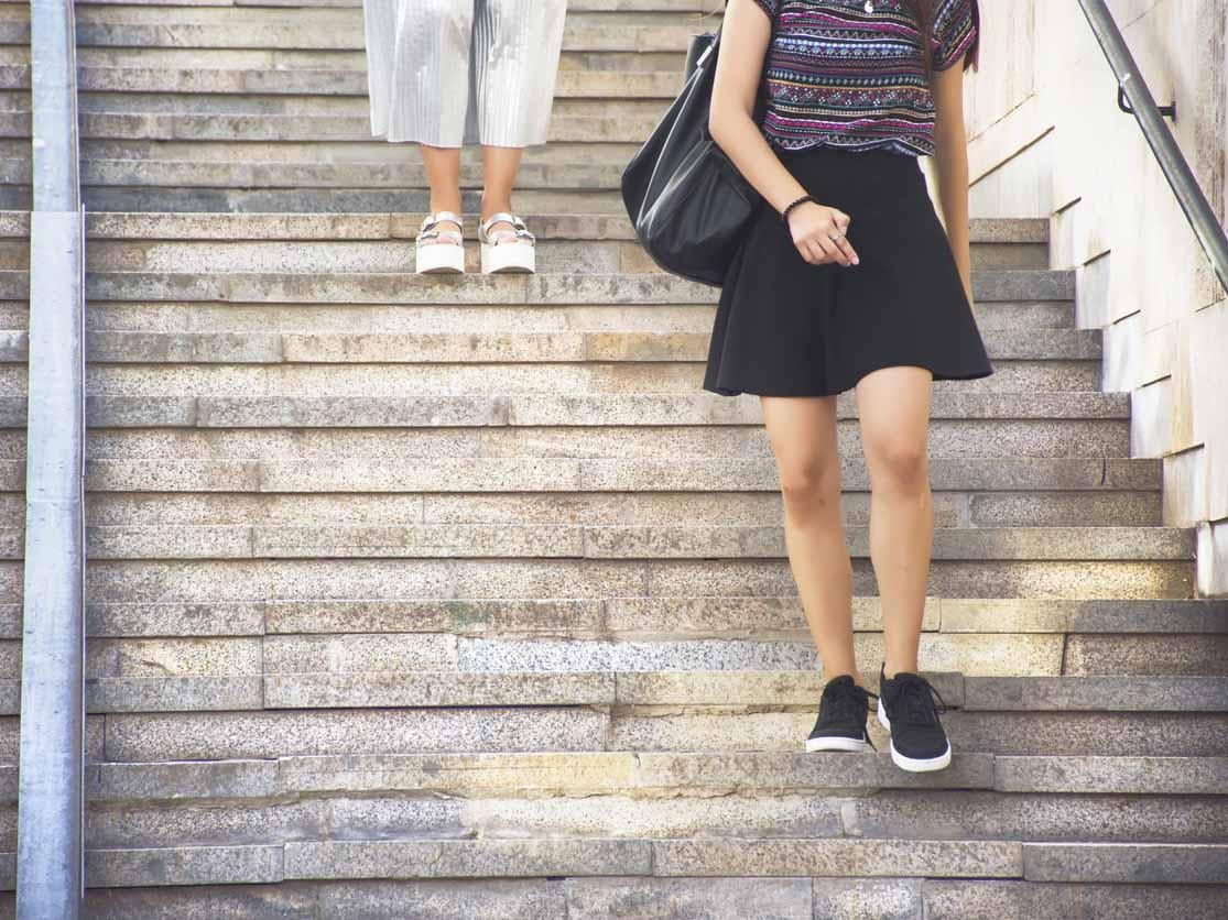 Pervertidos que tomen fotos bajo la falda de mujeres en Alemania, podrían pasar 2 años presos